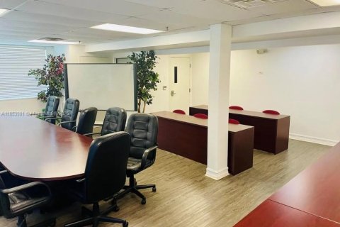 Commercial property in Pompano Beach, Florida № 1881521 - photo 15