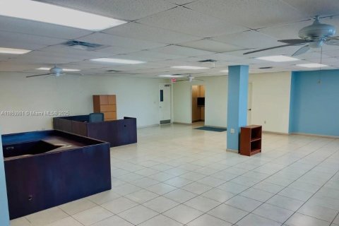 Commercial property in Pompano Beach, Florida № 1881521 - photo 9