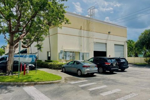Commercial property in Pompano Beach, Florida № 1881521 - photo 13