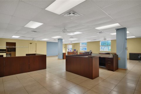 Commercial property in Pompano Beach, Florida № 1881521 - photo 18