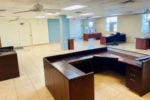Commercial property in Pompano Beach, Florida № 1881521 - photo 4