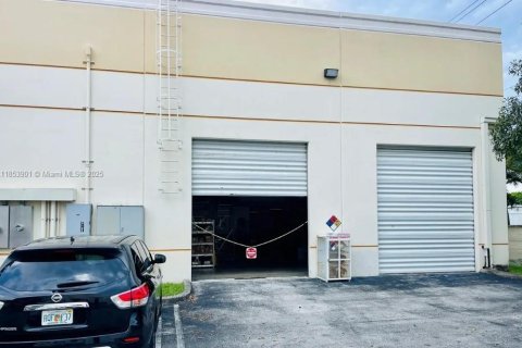 Commercial property in Pompano Beach, Florida № 1881521 - photo 8