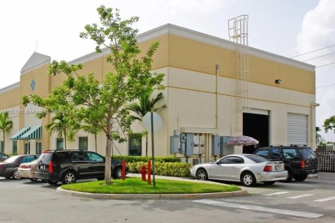 Commercial property in Pompano Beach, Florida № 1881521 - photo 1