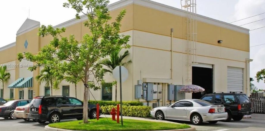 Commercial property in Pompano Beach, Florida № 1881521