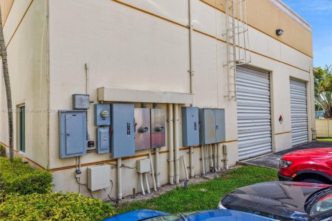 Commercial property in Pompano Beach, Florida № 1881521 - photo 19