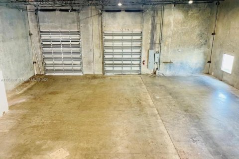Commercial property in Pompano Beach, Florida № 1881521 - photo 16