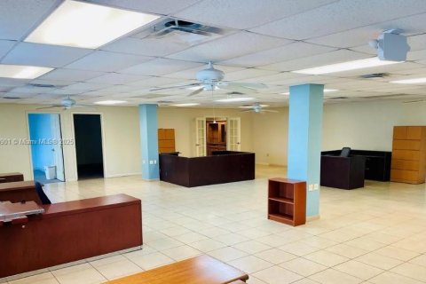 Commercial property in Pompano Beach, Florida № 1881521 - photo 10