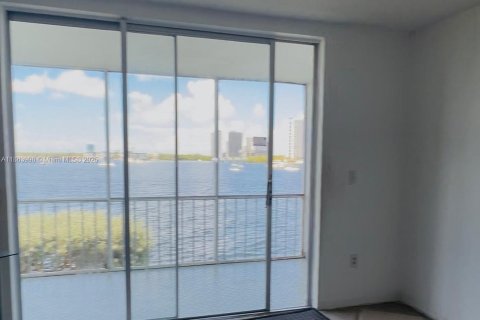 Condo in Aventura, Florida, 1 bedroom  № 1891781 - photo 1