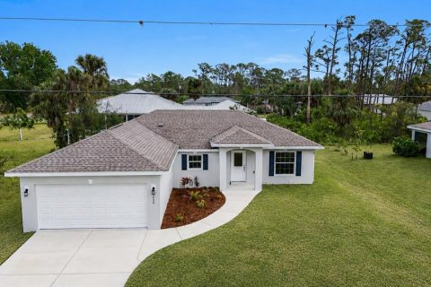 House in Port Charlotte, Florida 3 bedrooms, 139.54 sq.m. № 2206502