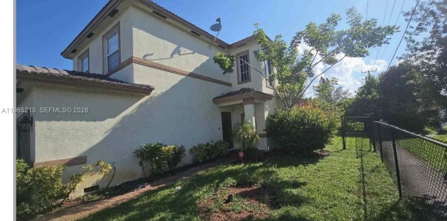 Дом в Лодерхилл, Флорида 3 спальни, 166.67м2 № 2026507