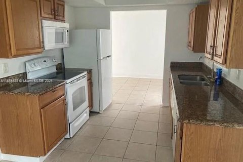 Villa ou maison à louer à Boca Raton, Floride: 2 chambres, 113.71 m2 № 1926551 - photo 3