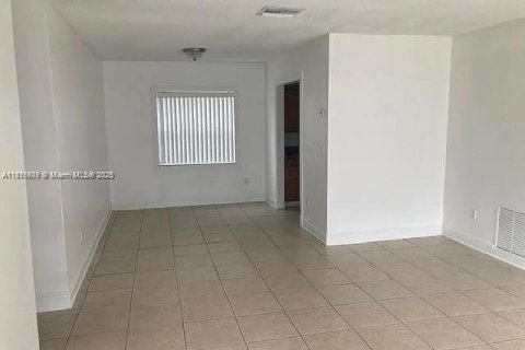 Villa ou maison à louer à Boca Raton, Floride: 2 chambres, 113.71 m2 № 1926551 - photo 2