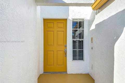 House in Greenacres, Florida 3 bedrooms, 123.47 sq.m. № 1986277 - photo 2