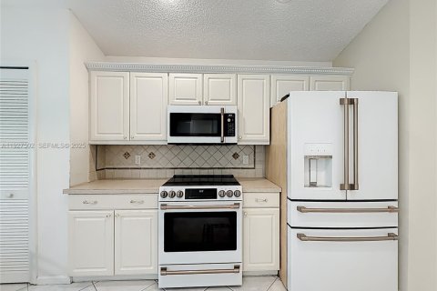 House in Greenacres, Florida 3 bedrooms, 123.47 sq.m. № 1986277 - photo 9