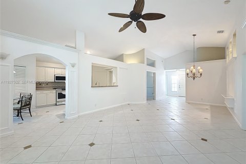 House in Greenacres, Florida 3 bedrooms, 123.47 sq.m. № 1986277 - photo 6