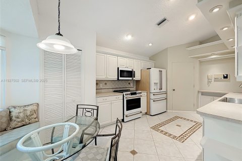 House in Greenacres, Florida 3 bedrooms, 123.47 sq.m. № 1986277 - photo 8