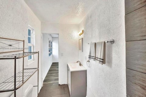 Casa en venta en St. Lucie, Florida, 2 dormitorios, 75.81 m2 № 1964622 - foto 2