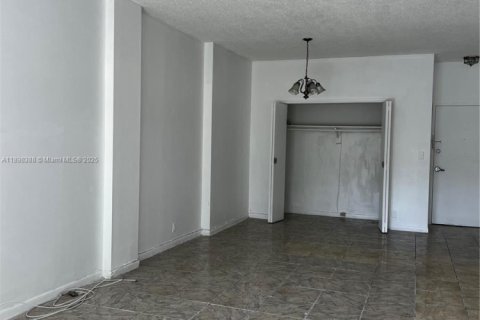 Condominio en alquiler en North Bay Village, Florida, 2 dormitorios, 109.44 m2 № 1952035 - foto 28