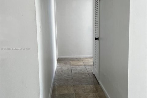 Condominio en alquiler en North Bay Village, Florida, 2 dormitorios, 109.44 m2 № 1952035 - foto 24