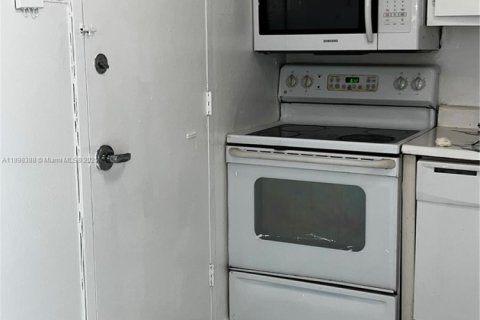 Condominio en alquiler en North Bay Village, Florida, 2 dormitorios, 109.44 m2 № 1952035 - foto 14