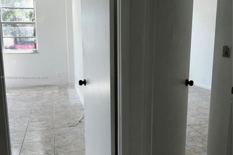 Condominio en alquiler en North Bay Village, Florida, 2 dormitorios, 109.44 m2 № 1952035 - foto 19