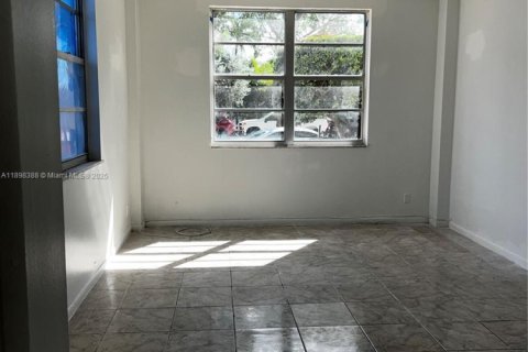 Condominio en alquiler en North Bay Village, Florida, 2 dormitorios, 109.44 m2 № 1952035 - foto 17