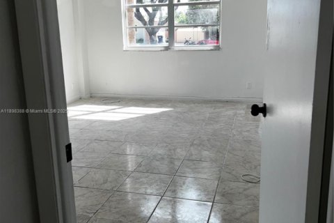 Condominio en alquiler en North Bay Village, Florida, 2 dormitorios, 109.44 m2 № 1952035 - foto 18