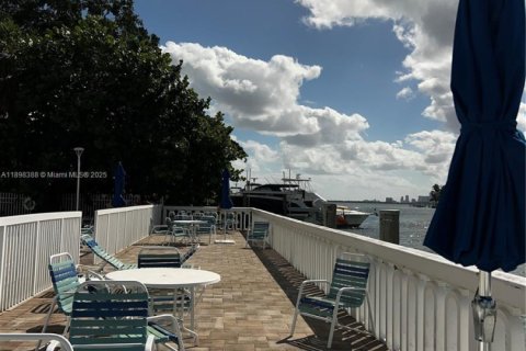 Condominio en alquiler en North Bay Village, Florida, 2 dormitorios, 109.44 m2 № 1952035 - foto 9