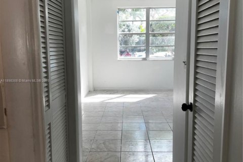 Condominio en alquiler en North Bay Village, Florida, 2 dormitorios, 109.44 m2 № 1952035 - foto 16