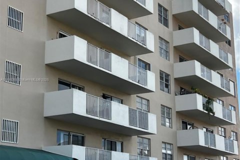 Condominio en alquiler en North Bay Village, Florida, 2 dormitorios, 109.44 m2 № 1952035 - foto 3