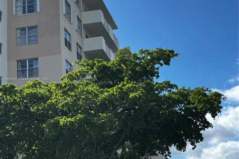 Condominio en alquiler en North Bay Village, Florida, 2 dormitorios, 109.44 m2 № 1952035 - foto 2