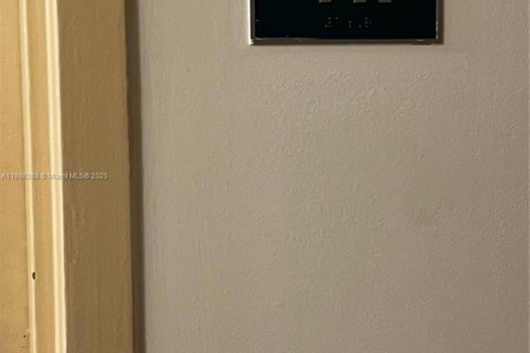 Condominio en alquiler en North Bay Village, Florida, 2 dormitorios, 109.44 m2 № 1952035 - foto 4