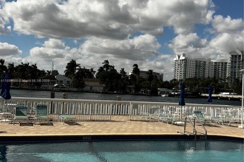 Condominio en alquiler en North Bay Village, Florida, 2 dormitorios, 109.44 m2 № 1952035 - foto 5