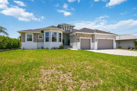 House in Port Charlotte, Florida 3 bedrooms, 204.11 sq.m. № 2102692 - photo 3