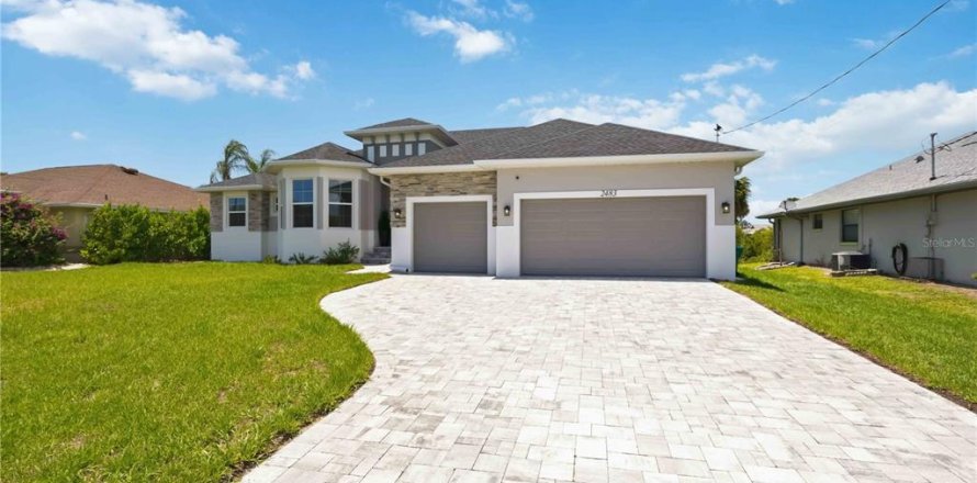 House in Port Charlotte, Florida 3 bedrooms, 204.11 sq.m. № 2102692