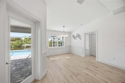 House in Port Charlotte, Florida 3 bedrooms, 204.11 sq.m. № 2102692 - photo 16