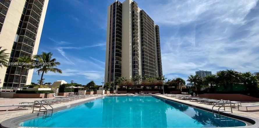 Кондоминиум с 2 спальнями в Авентура, Флорида № 1985156