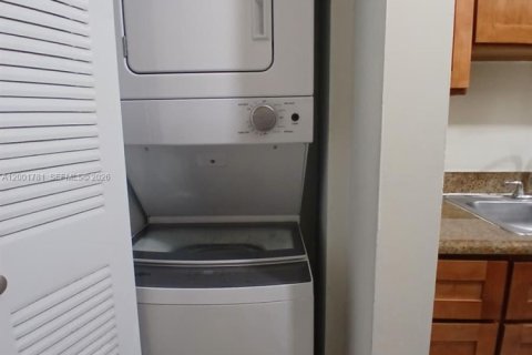 Condo in Miami, Florida, 2 bedrooms  № 2065902 - photo 11