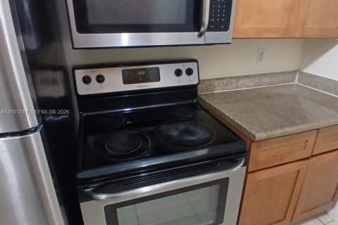 Condo in Miami, Florida, 2 bedrooms  № 2065902 - photo 9