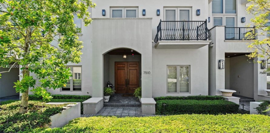 Townhouse in Miami, Florida 3 bedrooms, 248.79 sq.m. № 2189550