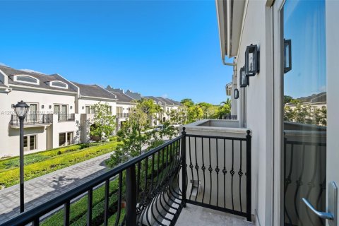 Townhouse in Miami, Florida 3 bedrooms, 248.79 sq.m. № 2189550 - photo 23