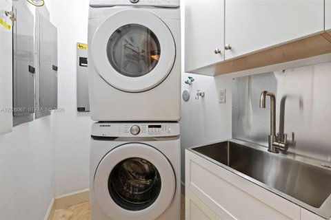 Townhouse in Miami, Florida 3 bedrooms, 248.79 sq.m. № 2189550 - photo 25