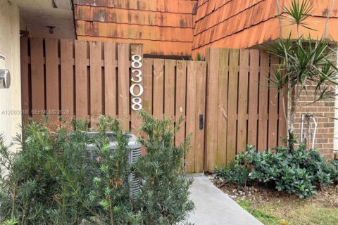 Townhouse in North Lauderdale, Florida 3 bedrooms, 163.04 sq.m. № 2069346 - photo 2