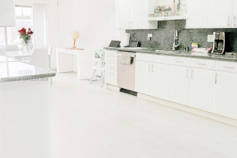 Townhouse in North Lauderdale, Florida 3 bedrooms, 163.04 sq.m. № 2069346 - photo 7