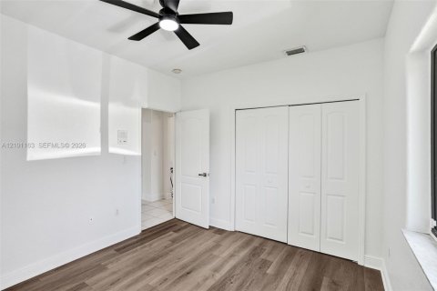 House in Miami Lakes, Florida 3 bedrooms, 174.47 sq.m. № 2402481 - photo 7