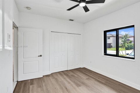 House in Miami Lakes, Florida 3 bedrooms, 174.47 sq.m. № 2402481 - photo 6