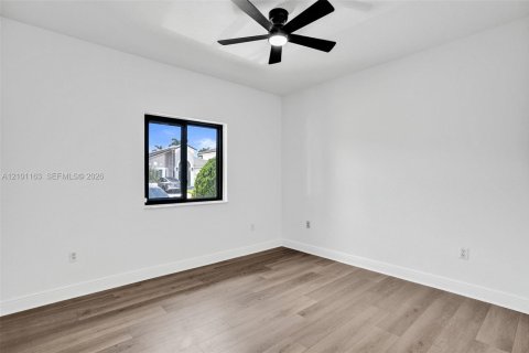 House in Miami Lakes, Florida 3 bedrooms, 174.47 sq.m. № 2402481 - photo 4