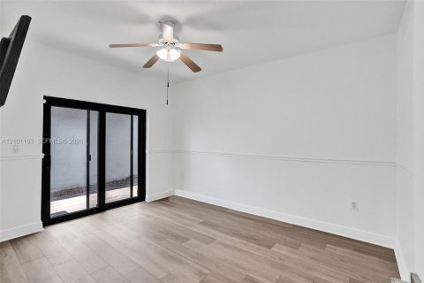 House in Miami Lakes, Florida 3 bedrooms, 174.47 sq.m. № 2402481 - photo 8