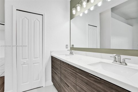 House in Miami Lakes, Florida 3 bedrooms, 174.47 sq.m. № 2402481 - photo 1