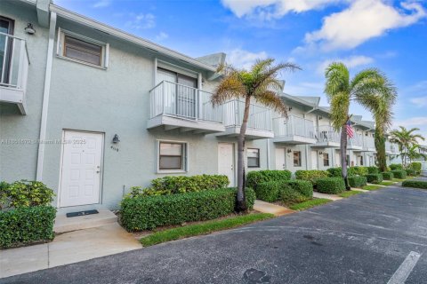 Townhouse in Lighthouse Point, Florida 2 bedrooms, 94.76 sq.m. № 1867009 - photo 1